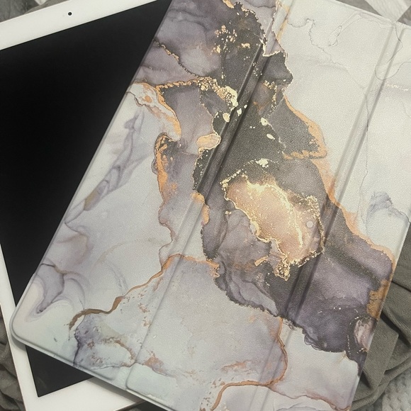 Apple iPad (8th Generation) Tablet 10.2 Inch 128 GB Gold - Picture 2 of 3